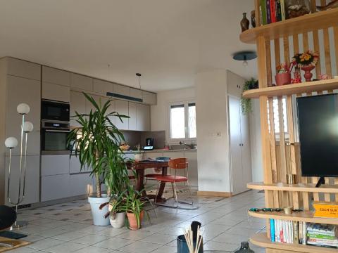 Garde Milo à son domicile, maison à la campagne
